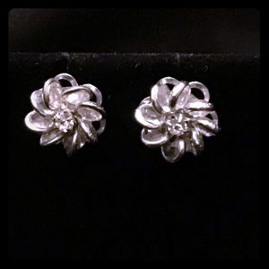 Crystal flower stud earrings